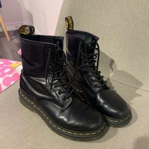 dr. martens 1460 8 eye boot